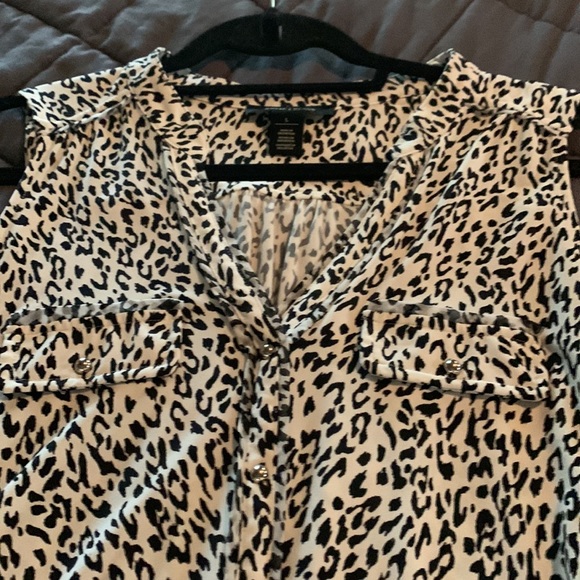 Sleeveless blouse.  Bottom down. Perfect - Picture 4 of 6